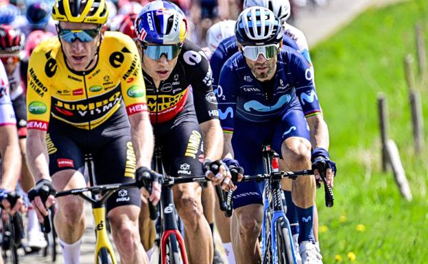 Alejandro Valverde, at the wheel of Wout Van Aert, during the Liège-Bastogne-Liège this Sunday.
