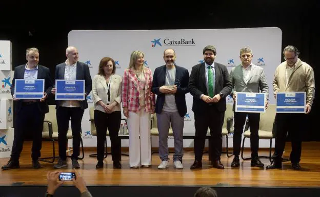The president of the Community, Fernando Lopez Miras, closed the award ceremony for the 'Emprende XXI Awards', organized by CaixaBank.