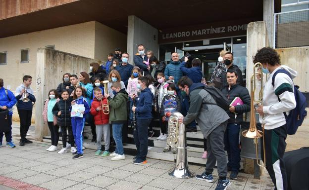 Students from the Caravaca de la Cruz conservatory pose with their instruments and with their parents, yesterday, at the exit of the center. 