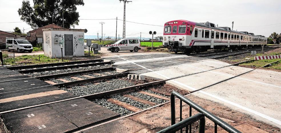 Adif improves the safety of the Pozo Estrecho level crossing and does not give dates to suppress it