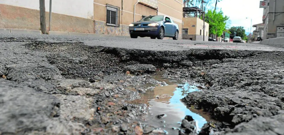 Citizen complaints increase due to the proliferation of potholes and sinkholes in neighborhoods and districts of Murcia