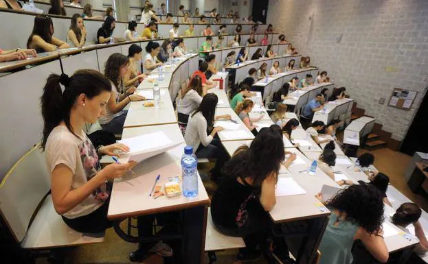 Opponents from the Region of Murcia taking an exam, in a file image. 