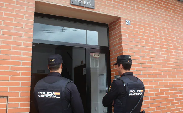Two agents at the door of the building where the registered address is located.