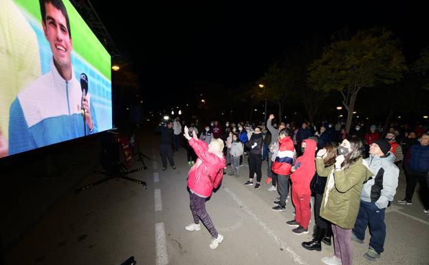 Residents of El Palmar follow the final of the Miami Masters that Alcaraz won on a giant screen.