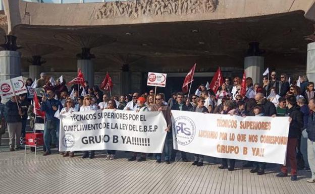 Protest of the superior technicians in front of the Regional Assembly, in a file image.