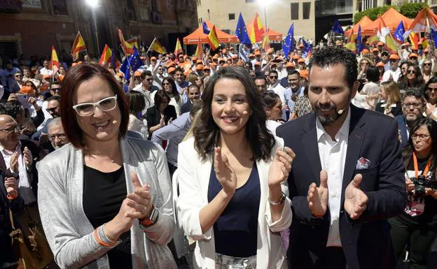 Franco, Arrimadas and Gómez, at a campaign event in 2019 in Plaza Belluga in Murcia.