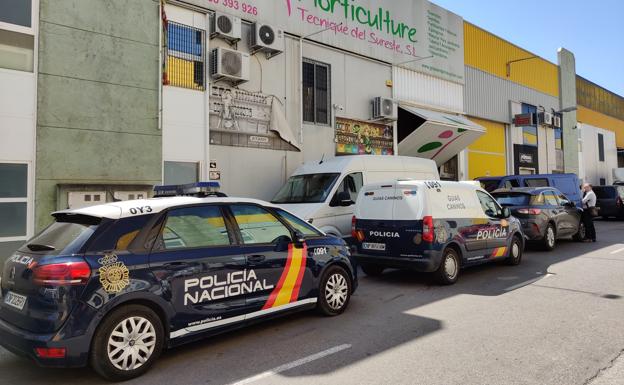 Police raid on establishments in the San Ginés industrial estate, this Tuesday, in Murcia.