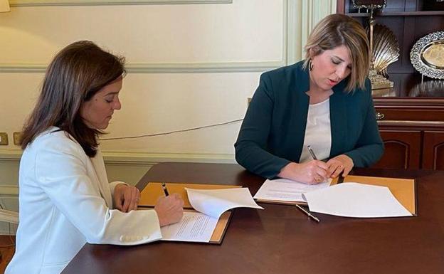 Inés Rey and Noelia Arroyo, this Thursday, signing the accession protocol.