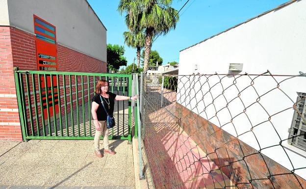 Fencing of the San Félix de Zarandona school, which will be repaired taking advantage of the next school holidays. 