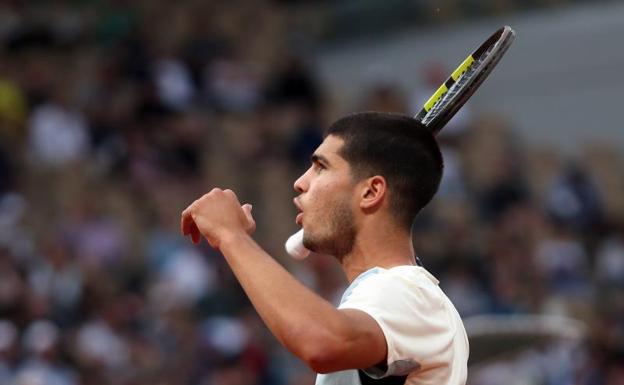 Carlos Alcaraz celebrates a point against his first rival at Roland Garros 2022. 