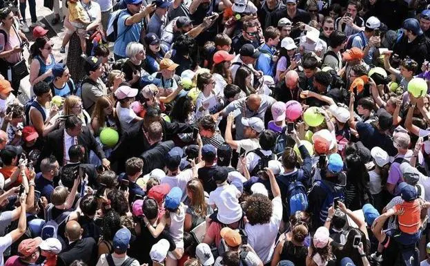 Carlos Alcaraz, among a tide of fans, this Saturday at Roland Garros.