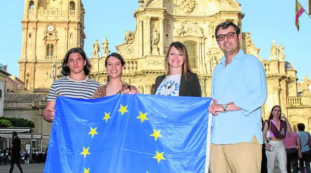 Nicolás Van Iseghem, Alejandra Armenta, Ana García and Germán Teruel pose with a European flag in Plaza Belluga.