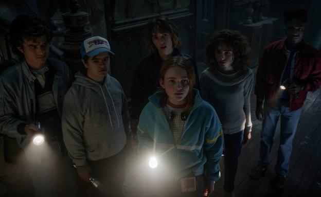 Steve, Dustin, Max, Robyn, Nancy and Lucas, in 'Stranger Things'.