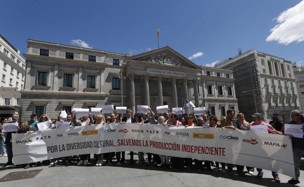 The members of the associations of film and audiovisual producers have gathered this Wednesday in front of the Madrid Congress.