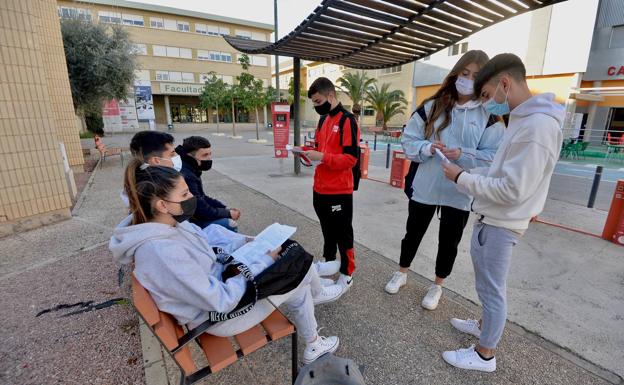University students on the Espinardo campus in a file image. 
