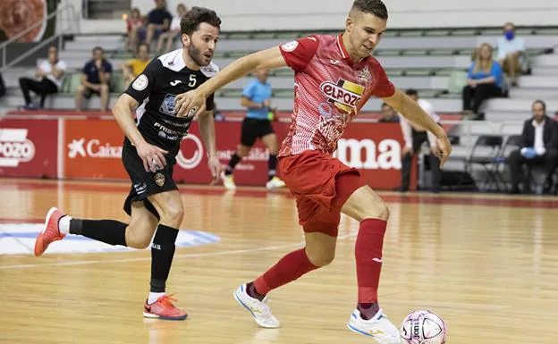 Alberto García, a player from ElPozo Murcia Costa Cálida, drives the ball against Iago Míguez, from Burela FS.