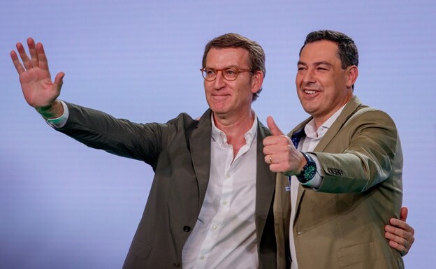 The leader of the PP, Alberto Núñez Feijóo (i), and the president of the Board and candidate for re-election, Juanma Moreno, greet the attendees during a public act of the party in the pre-campaign of the Andalusian elections, this Sunday in Seville.