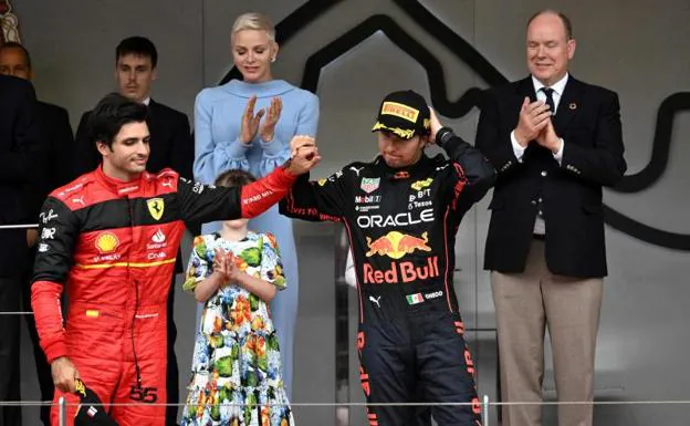 Carlos Sainz congratulates Checo Pérez on the glamorous podium in Monte Carlo. 