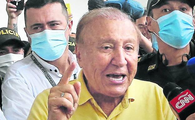 Rodolfo Hernández, after voting at an electoral college in Bucaramanga.