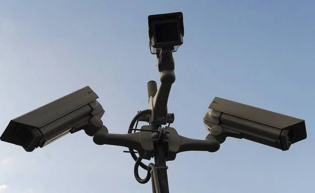 Image of a security camera installed on a street.