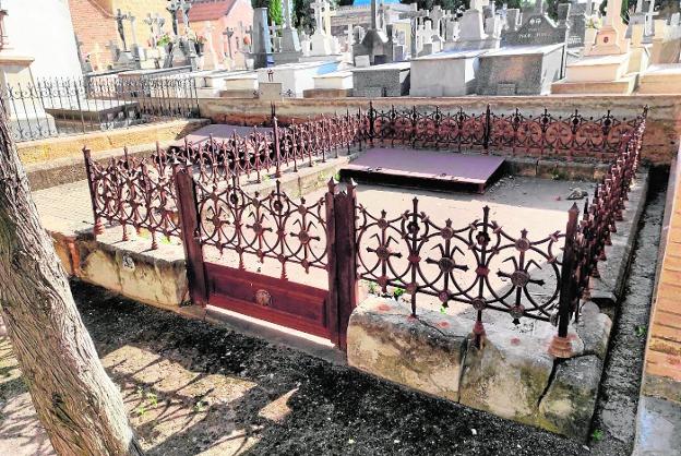 One of the burials with singular railings on which the City Council plans to revert the property in its favor. 
