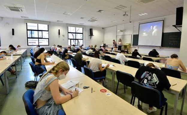 A group of students taking one of the 2021 Ebau tests, in Murcia. 