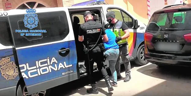 Police operation deployed in a house in Alcantarilla in which the main person responsible for a network of sexual exploitation was arrested. 