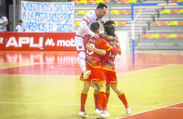 The Jimbee players celebrate the 1-0 win against Valdepeñas in the first leg, in which they ended up losing 1-2. 