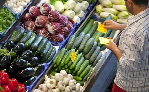 An employee places the prices of vegetables in a supermarket in Hamburg (Germany).