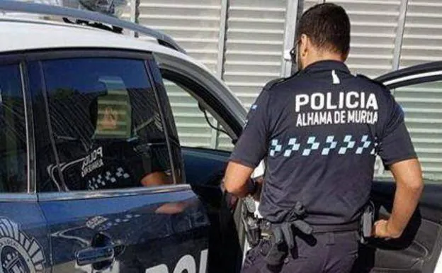 An agent of the Local Police of Alhama, in a file photograph.