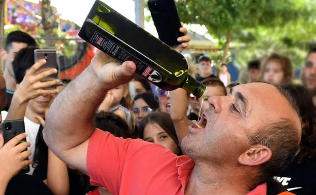 Ginés 'Corregüela' drinks olive oil at the 1st El Palmar Sandwich Contest. 