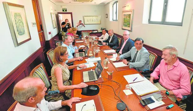 The Murcia Water Administration Council, during yesterday's meeting. 