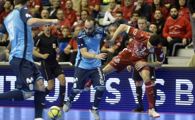 Ricardinho drives the ball, during his time at Movistar Inter, against ElPozo Murcia. 