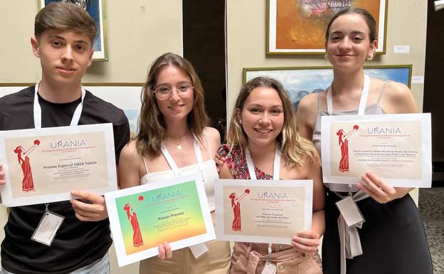 Some of the award-winning students at the II 'Urania' Congress of Young Researchers of the UNED.