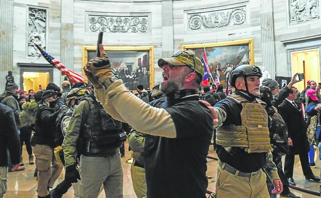 Supporters of Donald Trump in one of the halls of the Capitol after having achieved his assault on January 6, 2021.