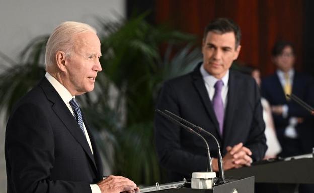 Joe Biden and Pedro Sánchez in his appearance.