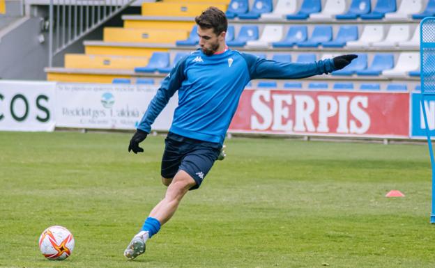 The footballer Dani Vega, in training with Alcoyano.