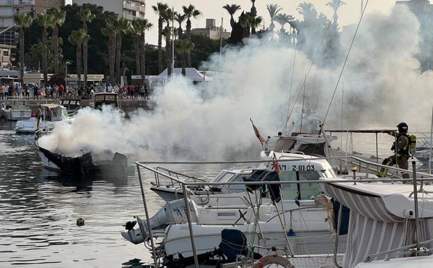 Fire originated in a boat located in the Águilas fishing dock, this Monday.