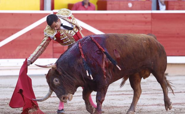 Ureña during the bullfight this Wednesday in Pamplona. 