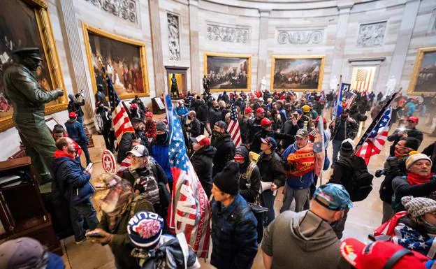 A mob of radical Trump supporters in one of the halls of the Capitol, on January 6, 2021. 