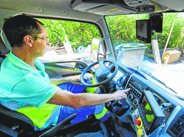 A cleaning operator gives the notice of illegal landfill in the Los González lane, in Los Garres, next to the Reguerón. 