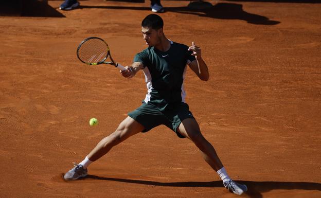 Carlos Alcaraz hits the ball in the match against Rafa Nadal played in Madrid this season.