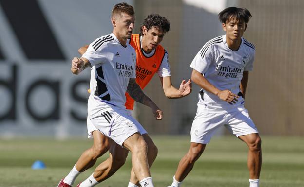 Kroos, Vallejo and Kubo, during a Real Madrid training session. 