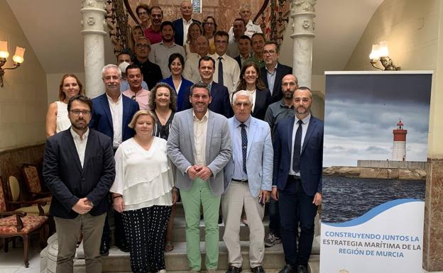 Antonio Luengo, together with the representatives of the sectors involved in the elaboration of the Maritime Strategy.