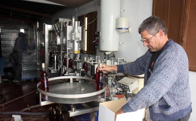 An operator works in the bottling process at Bodegas Serrano in Cartagena. 