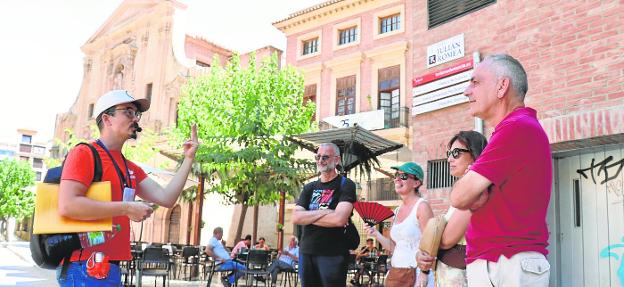 Yesterday, a group of tourists attended the explanations of a guide in the surroundings of the Julián Romea square. 
