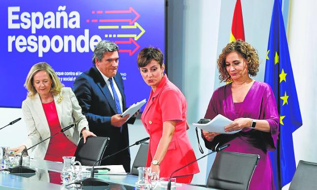 The ministers Nadia Calviño, José Luis Escrivá, Isabel Rodríguez and María Jesús Montero, yesterday in La Moncloa. 