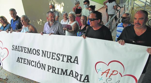 Neighbors protesting at the doors of the Los Nietos medical office. 