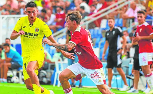 Loren Burón, from Murcia, tries to get away from Tiago, a Villarreal B player. 