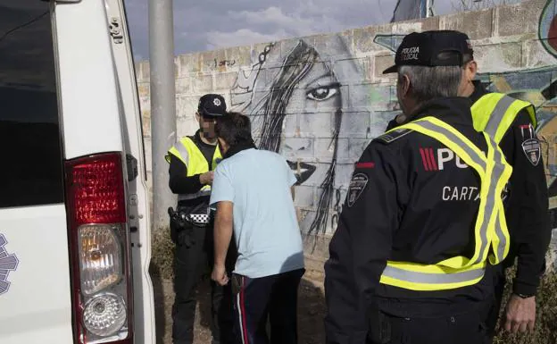 The Local Police of Cartagena carry out a control of alcohol and drugs, in a file image. 
